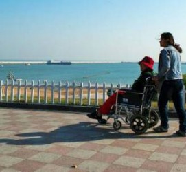 来宾八旬老人推轮椅带老伴游中国(为了方便推轮椅带老伴出门)