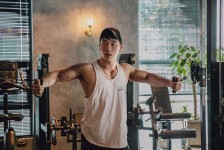 来宾肌肉男模(肌肉男模板)