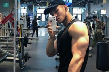 来宾肌肉男模(肌肉男模拟器)