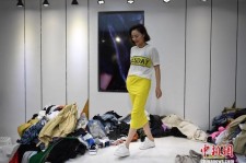 来宾兼职模特试衣服(兼职做试衣模特好吗)