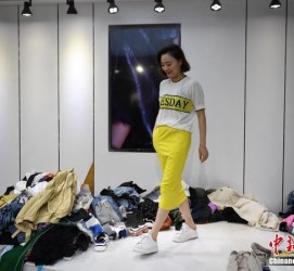 来宾兼职模特试衣服(兼职做试衣模特好吗)