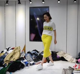 来宾兼职模特试衣服(兼职做试衣模特好吗)