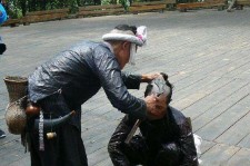 来宾欲带老伴游遍中国(带着老伴去旅游)