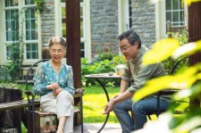 来宾坦言带老伴游遍中国(我和老伴去旅游)