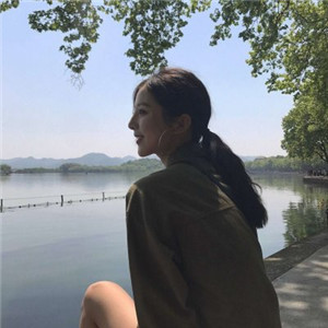 来宾私人伴游网带你看到天际，白色盐湖无际，蓝色天空无边