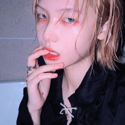 来宾伴游女生樱花漫舞的资料
