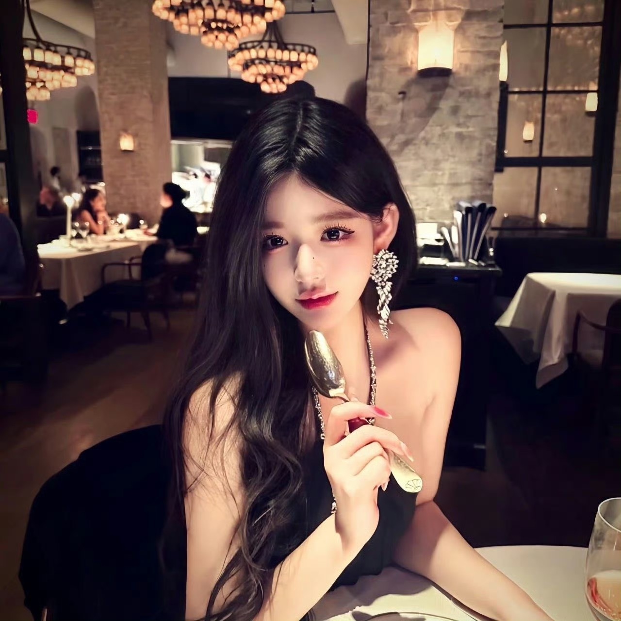 来宾伴游女生蓝盈盈的资料
