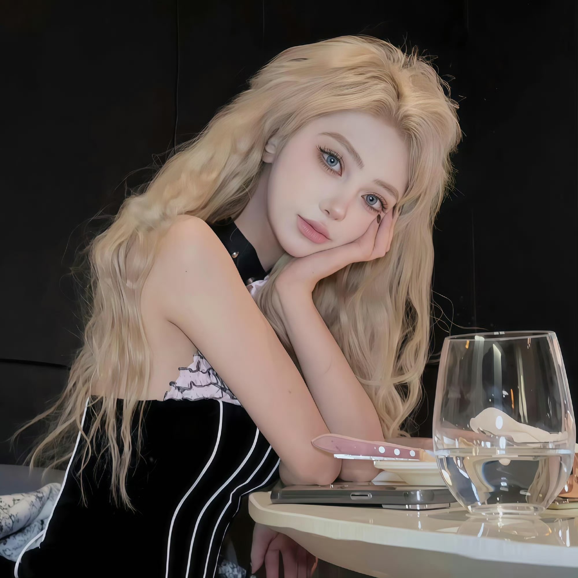 来宾伴游女生晨露的资料