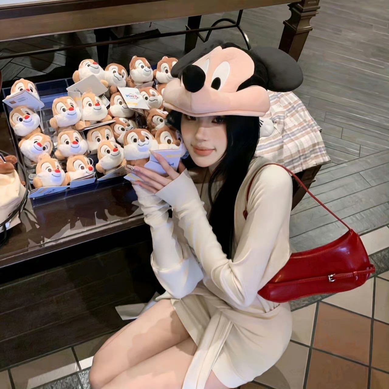 来宾伴游女生温雅的资料