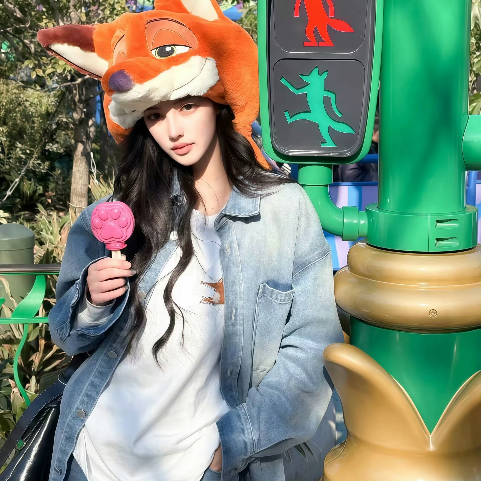 来宾伴游女生 | 屈芷烟的资料